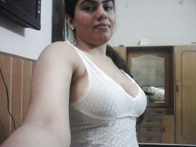 Hot Paki Bhabi Showing Her Milky Big Boobs Don T Miss Her Album