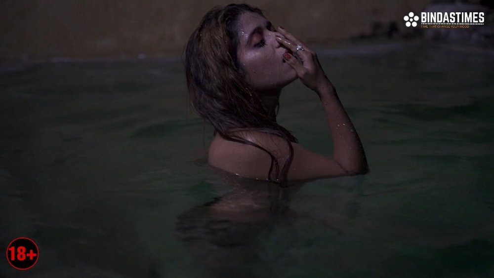 Pool Fashion.mp4_snapshot_08.39_[2021.04.15_18.41.22].jpg