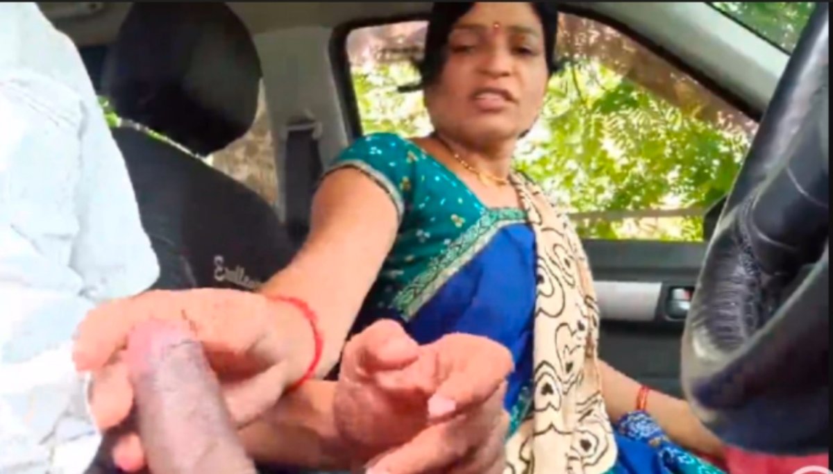 Desi blow job in car