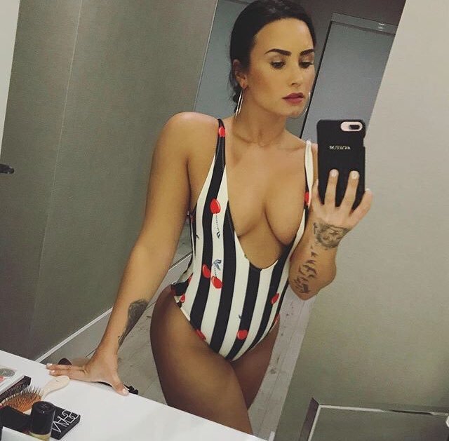 1444660782_DemiLovato59.jpg.936054f5e8030379ce53dfff9eae7b19.jpg